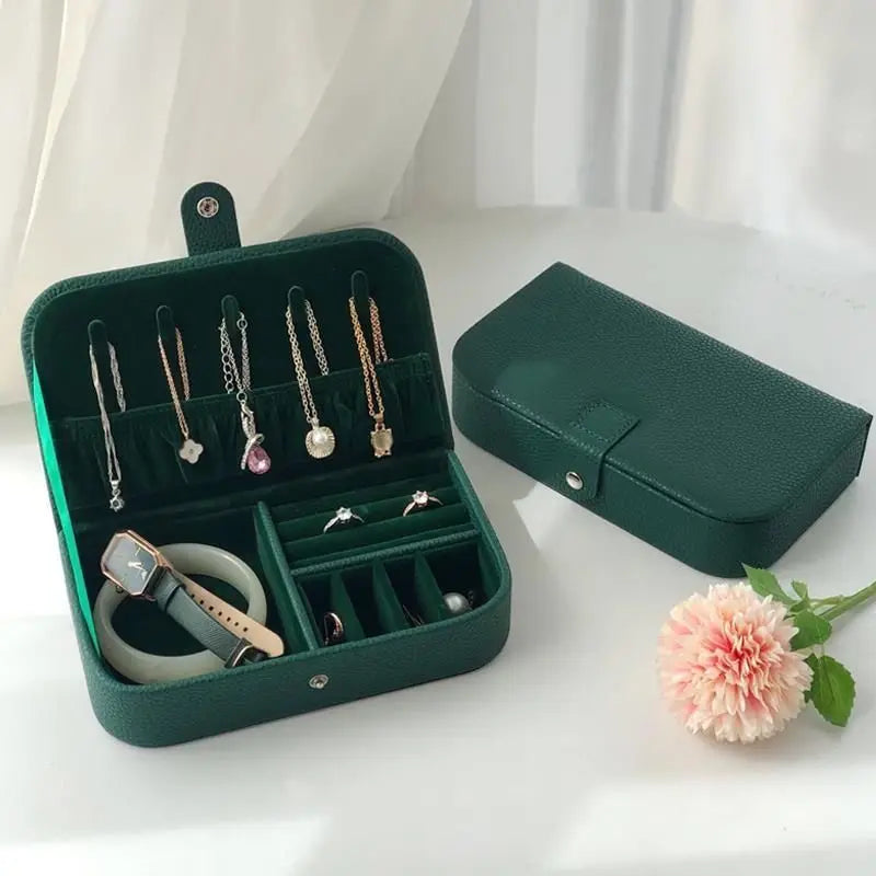 Coffret à bijoux vert ouvert et fermé.